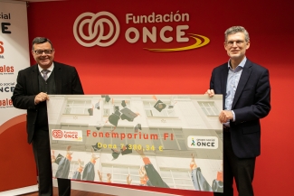 Fotografía con el cheque de donación