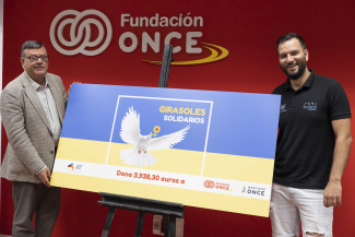 Fotografía del acto de entrega del cheque a Fundación ONCE