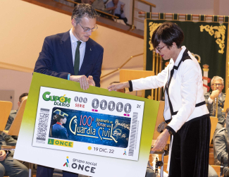 Fotografía del acto de entrega del cupón a la Guardia Civil