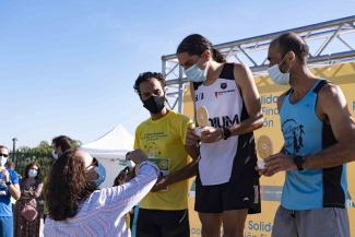 Fotografía de Sabina Lobato entregando los premios