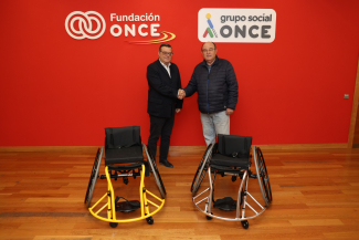 Fotografía de la entrega de sillas en la sede de Fundación ONCE