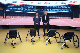 Fotografía del acto de entrega de sillas en Por Talento Digital