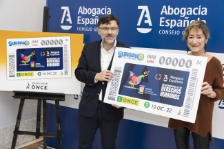 Fotografía del acto de entrega de cupón