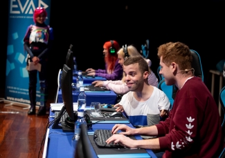 Foto de archivo de una exhibición de videojuegos accesibles