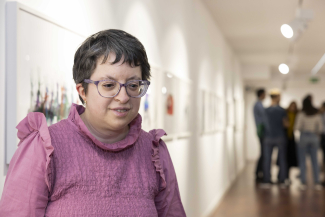 Fotografía de la artista en la inauguración de la exposición