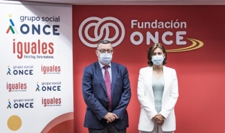 Foto de los firmantes de pie