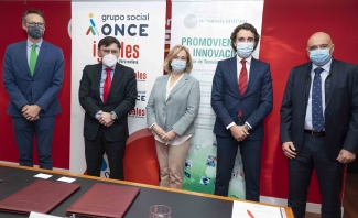 Foto de familia en la que se ve a los a los participantes en evento