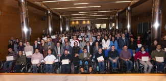 Fotografía de familia de la entrega de becas en 2019