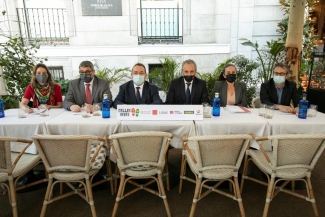 Fotografía de todos los firmantes del proyecto