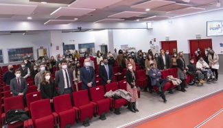 Fotografía de familia del acto de entrega de Becas