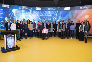 Fotografía de familia en la sede de Por Talento Digital de Fundación ONCE