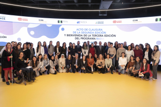 Fotografía de familia en el acto celebrado en la sede de 'Por Talento Digital' de Fundación ONCE