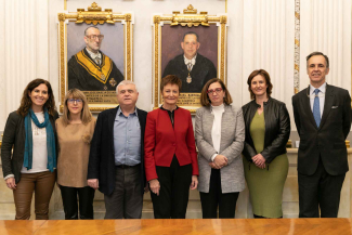 Fotografía de familia en el acto de presentación del encuentro
