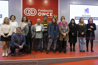Fotografía de familia del acto celebrado en Fundación ONCE
