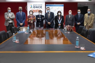 Foto de familia con los firmantes y presentes en el acto