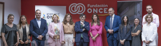 Fotografía de familia del acto de firma del acuerdo en la sede de Fundación ONCE