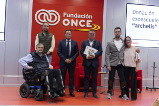 Fotografía de la donación en la sede de Fundación ONCE