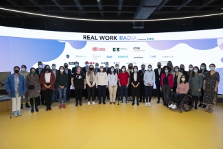 Fotografía de todos los participantes en el acto celebrado en Por Talento Digital