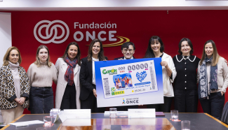 Fotografía de familia en la sede de Fundación ONCE