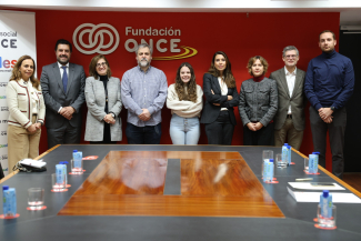 Fotografía de familia del acto celebrado en Fundación ONCE