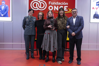 Fotografía de familia con el Goya en la sede de Fundación ONCE