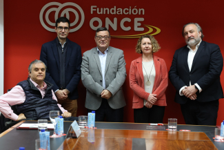 Fotografía de familia tras el acuerdo en la sede de Fundación ONCE