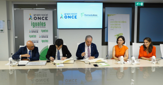 Fotografía de familia del acto de firma del acuerdo