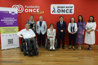 Foto de familia de la jornada en Fundación ONCE