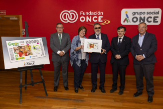 Foto de familia de la entrega del cupón en Fundación ONCE