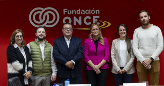 Foto de familia en la sede de Fundación ONCE