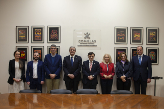 Foto de familia de los asistentes a la firma del convenio en Comillas