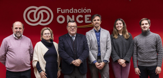 Foto familia tras la firma del acuerdo en Fundación ONCE