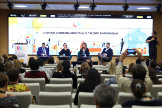 Fotografía de la mesa redonda en la que se presentó el Libro Blanco