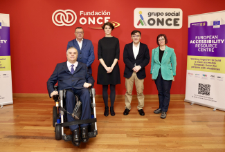 Foto de familia de los participantes en la mesa de inauguración de la jornada