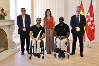Foto de la recepción por parte de la presidenta de la Comunidad de Madrid