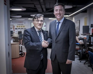 Foto de los firmantes del acuerdo en la sala 'EspacIA' de Fundación ONCE