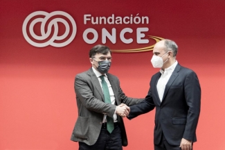 Fotografía del saludo entre los dos firmantes