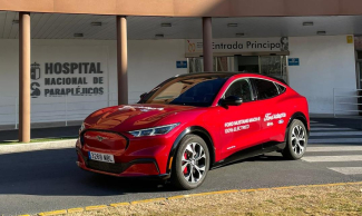Fotografía del Ford presentado en Toledo junto a Fundación ONCE