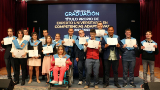 Foto de grupo de los alumnos mostrando sus diplomas tras la graduación