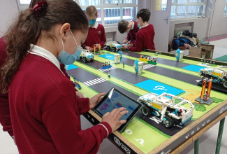 Fotografía de la participación de los alumnos en la 'Iniciativa Volvo' con Fundación ONCE