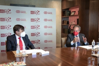 Foto de los dos firmantes sentados en sendas mesas