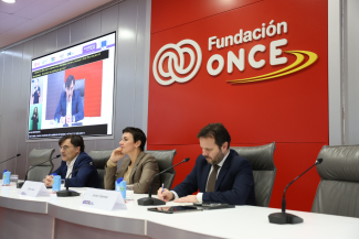 Fotogrfaía de la mesa de apertura de la jornada en Fundación ONCE
