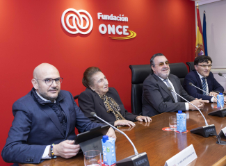 Fotografía de la mesa presidencial del Patronato de Fundación ONCE