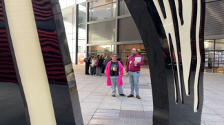 Fotogrfaía a la entrada del museo con los dos profesionales incorporados
