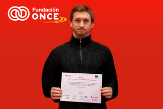 Foto de Nicanor Zalba mostrando el diploma acreditativo de la concesión de la beca