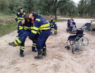 Fotografía de la jornada de prácticas en atención a una persona con movilidad reducida