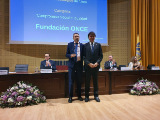 Fotografía de la entrega del premio a Fundación ONCE