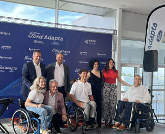 Foto familia de la presentación del tour Ford Adapta con Fundación ONCE