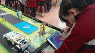 Foto de un grupo de estudiantes trabajando en uno de los retos del proyecto