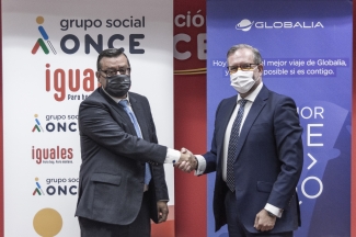 Fotografía de los firmantes del convenio de renovación